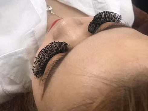 Chứng kiến mẫu lông mi này, nhiều người tự đặt câu hỏi: "Liệu hội chị em có đủ tự tin xuống phố với tác phẩm này?".