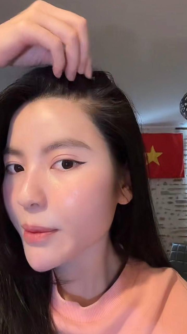 Trong livestream trên kênh TikTok của mình, người hâm mộ đã dễ dàng nhận ra bạn gái Quang Hải đang ở tại căn hộ của nam cầu thủ được CLB Pau FC phân cho.