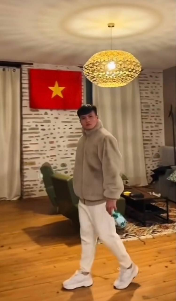 Trước đó, Chu Thanh Huyền từng đăng tải những bức ảnh “check-in” tại Pháp. Động thái này của cô nàng cũng đã ngầm khẳng định cô đang có mặt tại trời Tây cùng cầu thủ Quang Hải.