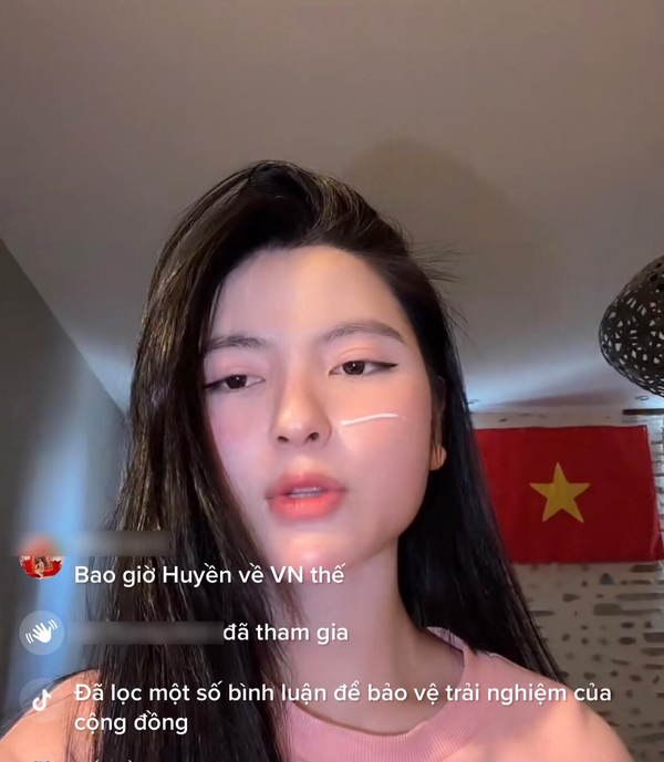 Theo đó, không gian căn phòng trong bức ảnh của Quang Hải và trong livestream của Chu Thanh Huyền hoàn toàn giống hệt nhau. Đều là bức tường gạch với gam màu kem làm chủ đạo cùng lá cờ Việt Nam.