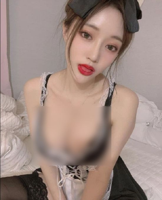 Đỉnh điểm, gái xinh làng streamer này còn công khai thông báo rằng những bức ảnh nóng bỏng này sẽ sớm được mở bán chính thức.