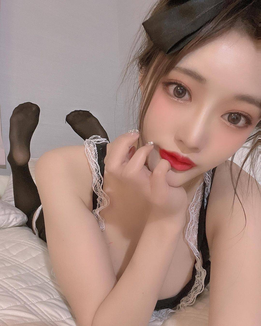 Theo chia sẻ của chính Yuu Lee trên mạng xã hội, nền tảng đã ra quyết định cấm kênh trong vòng một tuần với lý do vi phạm nguyên tắc cộng đồng, đặc biệt liên quan đến việc quảng bá nội dung người lớn trên sóng.