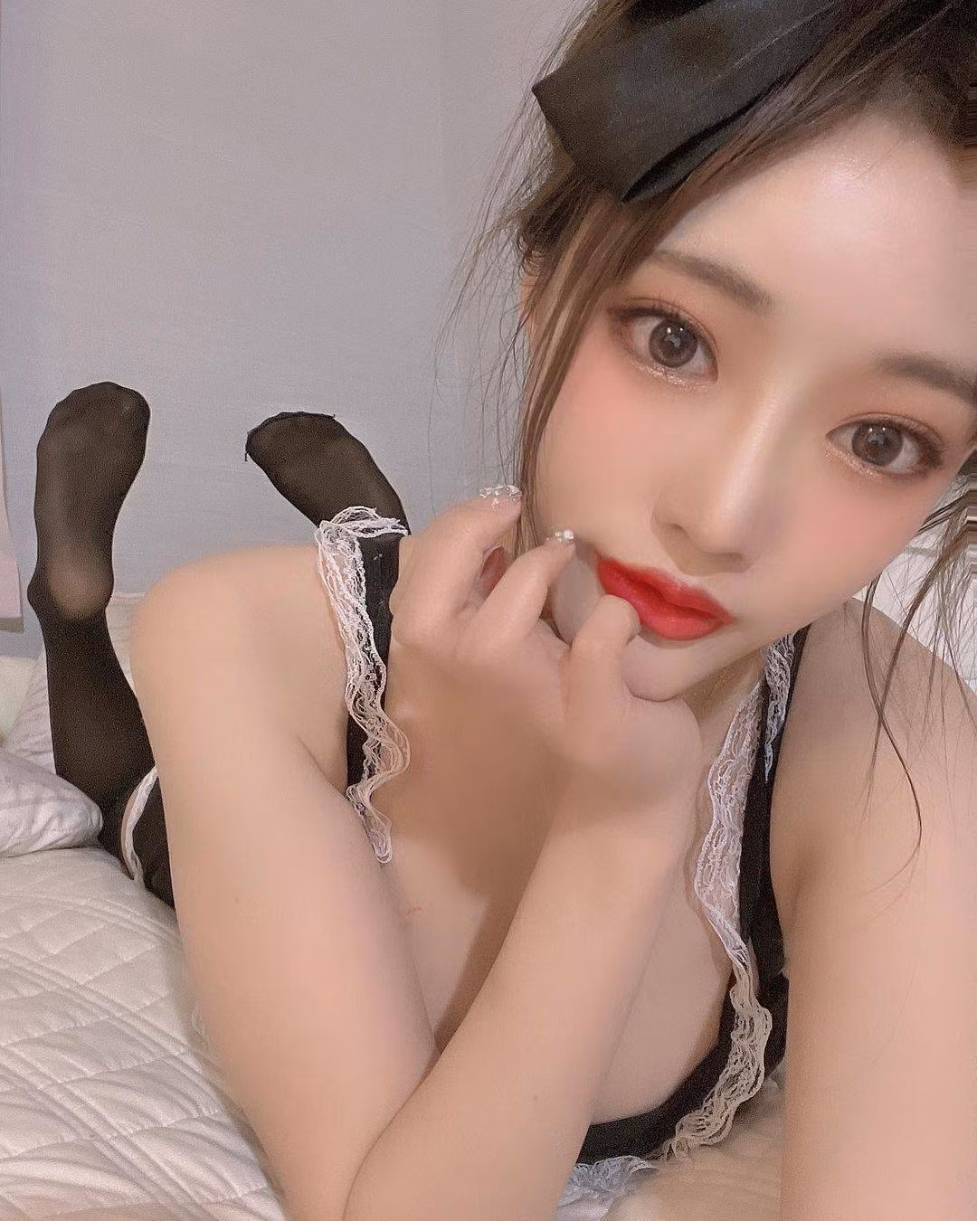 Theo chia sẻ của chính Yuu Lee trên mạng xã hội, nền tảng đã ra quyết định cấm kênh trong vòng một tuần với lý do vi phạm nguyên tắc cộng đồng, đặc biệt liên quan đến việc quảng bá nội dung người lớn trên sóng.