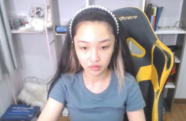 Hoa Xuka cần mẫn xây dựng và phát triển bền vững “thương hiệu” của mình. Sự gần gũi của nữ streamer với khán giả còn thể hiện ở màn không ngần ngại, công khai mặt mộc chính mình.