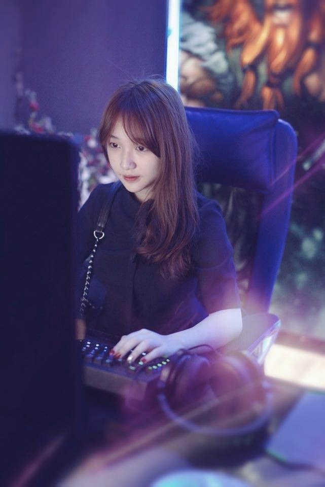 Hoa Xuka giản dị, thật thà, có đời tư sạch nhất, không chạy theo những trào lưu phát ngôn gây sốc, hay ảnh phản cảm, nữ streamer chỉ tập trung cho công việc của mình.