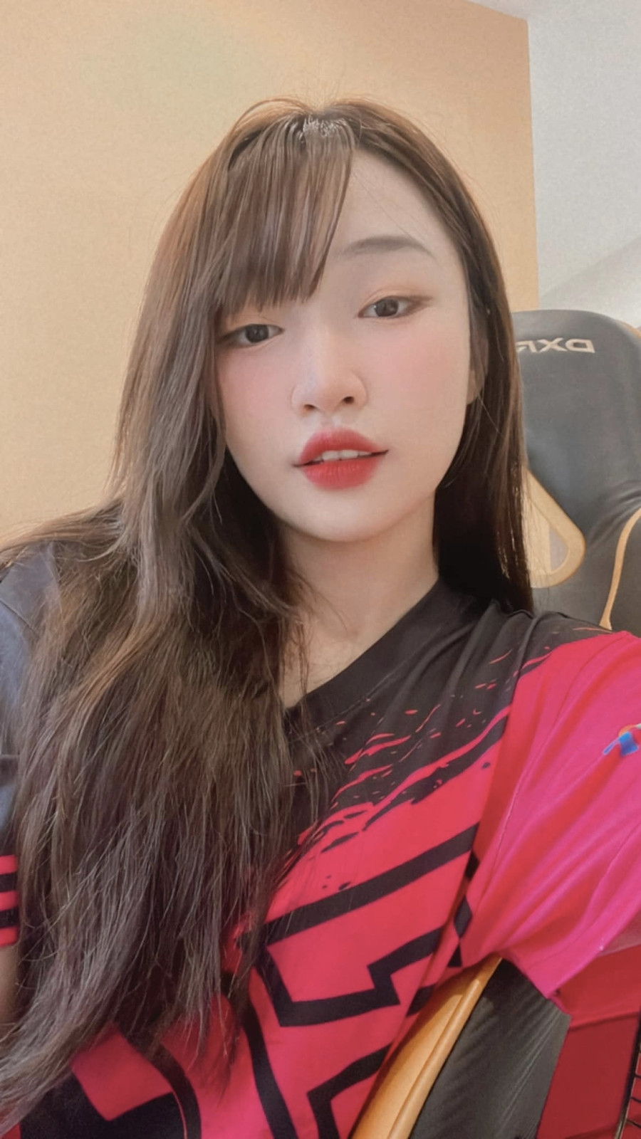 Nếu theo dõi Hoa Xuka cũng biết, nữ streamer này vốn đã sở hữu gương mặt có góc cạnh, điểm nhấn.