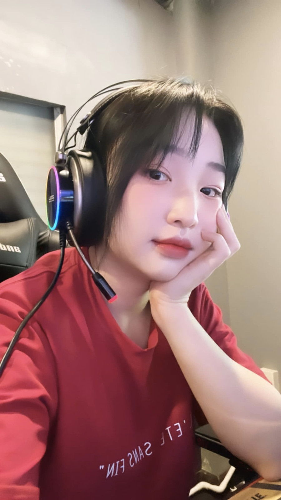 Vốn có ấn tượng mạnh với hình tượng này nên trong loạt hình ảnh mới cập nhật, Hoa Xuka khiến người theo dõi “choáng váng” với diện mạo nuột nà, quyến rũ hiếm được phô ra. Có bình luận còn khẳng định, cô nàng phải “xài app” mới được như vậy.