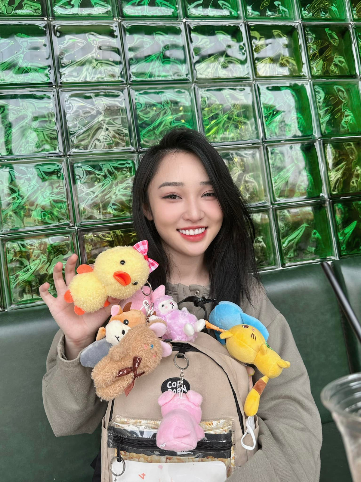 Dẫu có thể cô nàng streamer sinh năm 1996 đã sử dụng phần mềm hỗ trợ để hình ảnh thêm phần lung linh thì điều này cũng không phải quá lạm dụng.