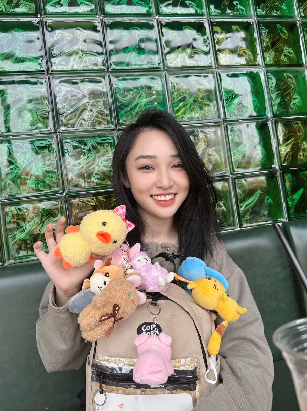 Dẫu có thể cô nàng streamer sinh năm 1996 đã sử dụng phần mềm hỗ trợ để hình ảnh thêm phần lung linh thì điều này cũng không phải quá lạm dụng.