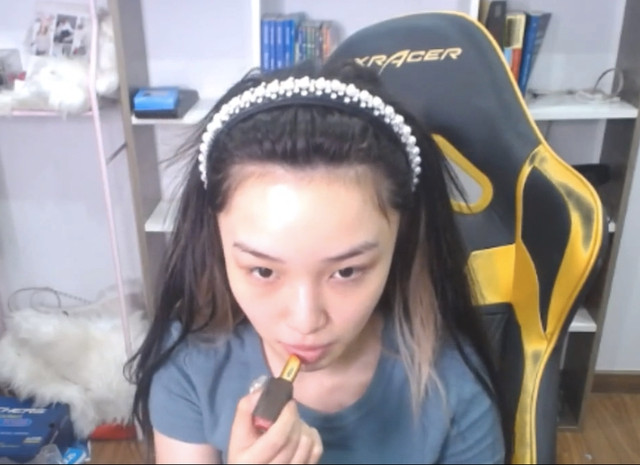 Mặt mộc của Hoa Xuka có hơi nhợt nhạt cùng việc hớt tóc mái lên khiến cô nàng khiến người xem hơi bỡ ngỡ, sốc nhẹ với hình ảnh khác lạ này.