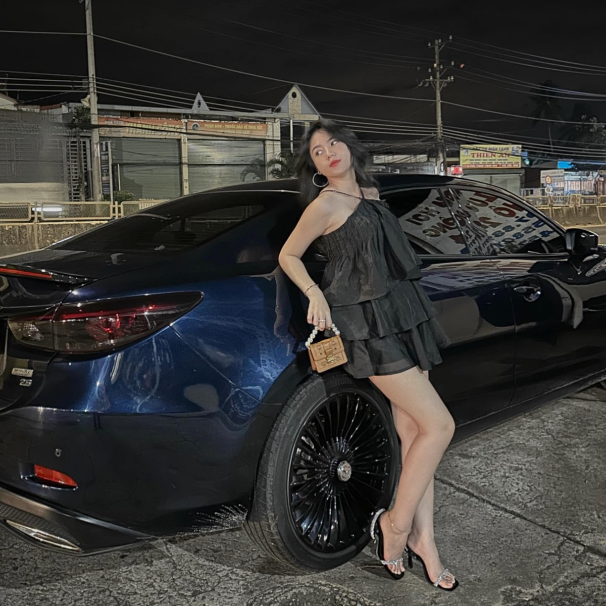 Người đẹp Đồng Nai nói: "Hồi nhỏ đi học bị thầy cô gọi lên bảng suốt nên lúc đó mình cũng rất muốn đổi tên khác để thầy cô không gọi nữa. Chứ ai đời đi học 6 ngày thì bị gọi hết 5 ngày rồi. Nhiều lúc vẫn tâm sự với ba mẹ là sao đặt tên con độc lạ chi để đi học khổ sở quá. Ba mẹ kêu, cái tên là niềm kiêu hãnh của mỗi con người, ba mẹ đặt cho vừa để cố gắng hơn trong cuộc sống vừa không đụng hàng ai".