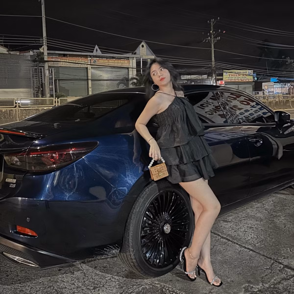 Người đẹp Đồng Nai nói: "Hồi nhỏ đi học bị thầy cô gọi lên bảng suốt nên lúc đó mình cũng rất muốn đổi tên khác để thầy cô không gọi nữa. Chứ ai đời đi học 6 ngày thì bị gọi hết 5 ngày rồi. Nhiều lúc vẫn tâm sự với ba mẹ là sao đặt tên con độc lạ chi để đi học khổ sở quá. Ba mẹ kêu, cái tên là niềm kiêu hãnh của mỗi con người, ba mẹ đặt cho vừa để cố gắng hơn trong cuộc sống vừa không đụng hàng ai".