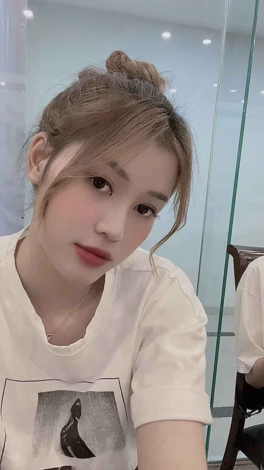 “Người ta gửi những ảnh bất lịch sự, gạ đi uống cafe, khách sạn… nhiều lắm. Có người trả giá thẳng 1.000 USD. Nhưng tôi sợ lắm, nhìn thấy tin nhắn đó là chặn luôn. Nhiều lúc họ nhắn liên tục, tôi giả vờ vào đưa cái giá cao hơn xem họ phản ứng sao, họ im và lúc đó mới không làm phiền nữa”, Hương bộc bạch.