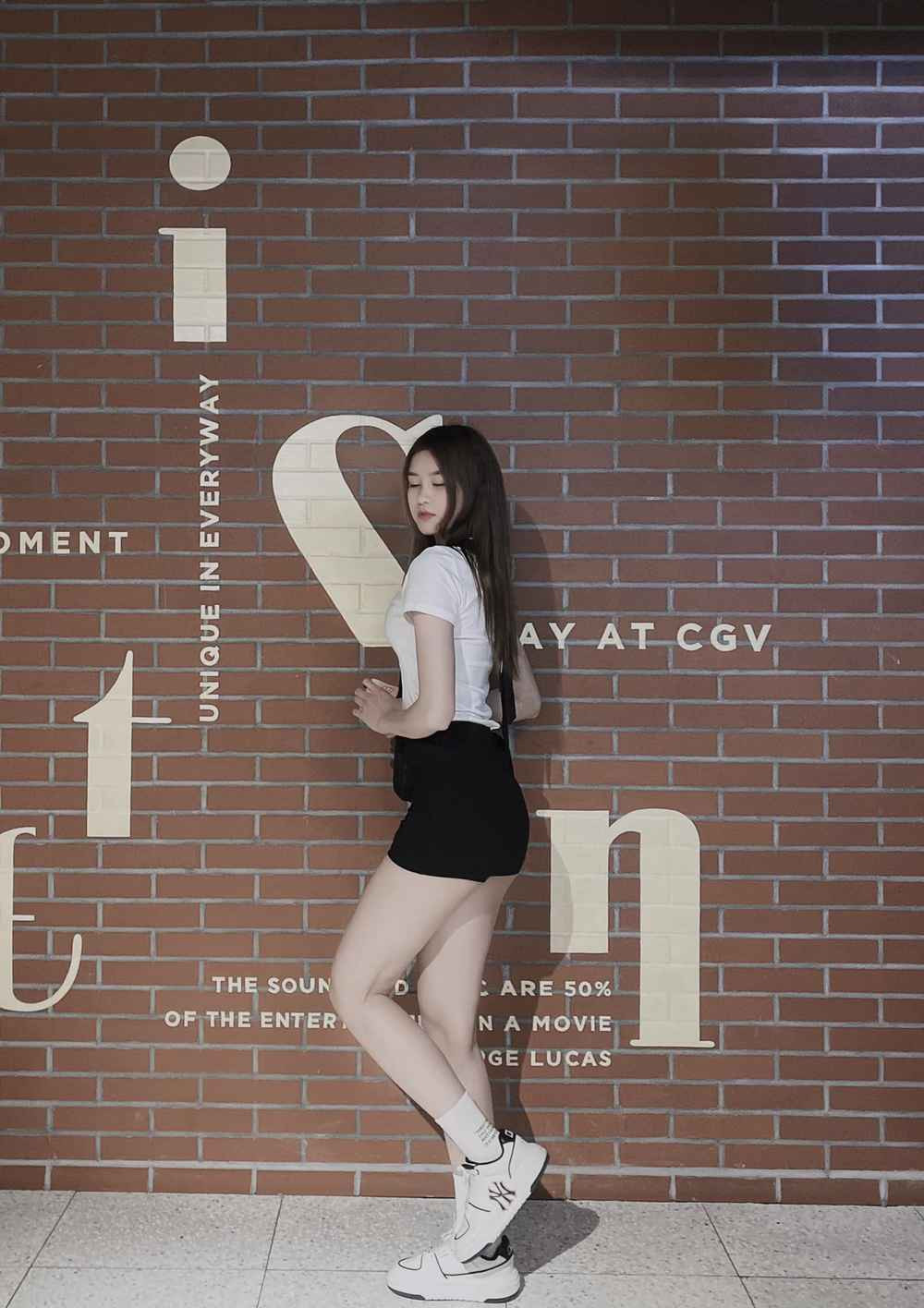 Sở hữu chiều cao 1m75, đôi chân dài miên man, ngoại hình xinh xắn, Hương nhận được vô số lời mời kết bạn, làm quen từ người khác giới. Bên cạnh đó cũng có không ít những tin nhắn khiếm nhã, thậm chí những lời “mời mọc, gạ gẫm”.