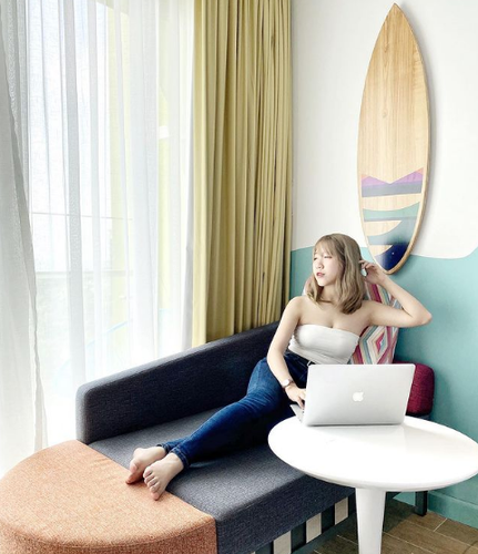 Trước đó, khi một nam thanh niên xuất hiện trên show với những tiêu chuẩn “không thể chấp nhận”, Đoan Minh đã ngay lập tức bị cư dân mạng réo tên ghép đôi. Tuy nhiên, sau đó cô nàng đã trực tiếp từ chối thẳng thừng trên trang cá nhân: “Mất tiền thì có thể kiếm lại trong tương lai. Còn đẻ lộn chẳng lẽ bắt đẻ lại, chắc thành đội bóng quá. Vừa gãy kinh tế, vừa gãy gia đình văn hóa. Nên thôi bye anh".