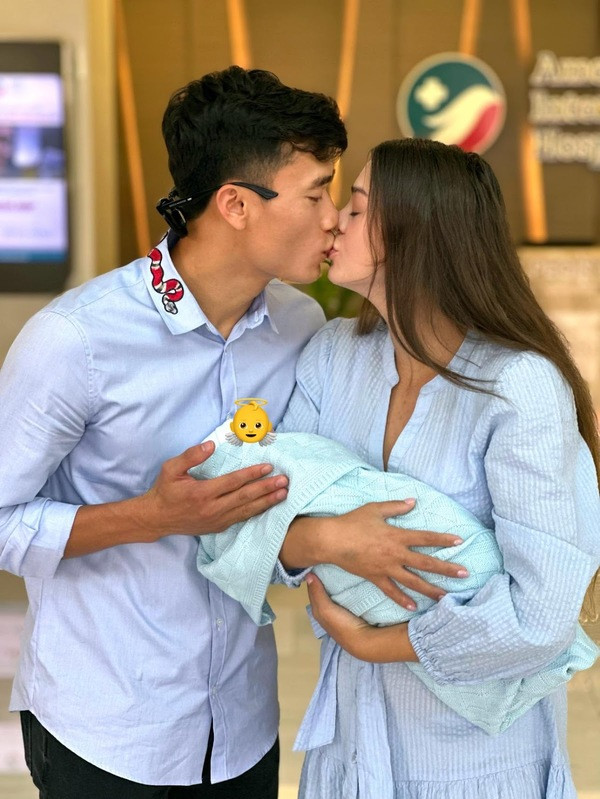 Dù cậu nhóc nhà Bùi Tiến Dũng chưa thể hiểu được lời bố nói nhưng qua câu đùa dí dỏm đó có thể thấy anh chàng đã rất mệt nhưng vẫn cố gắng gượng chờ con ngủ thì mới yên tâm chợp mắt.