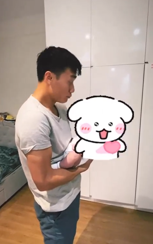 Không chỉ vậy, Bùi Tiến Dũng còn giả vờ làm hành động “phun mưa” khiến nhóc tỳ thích thú cười không ngừng. Nhóc tỳ nhà Dũng "gôn" cũng phối hợp nhiệt tình với bố, ê a đáp lại anh.