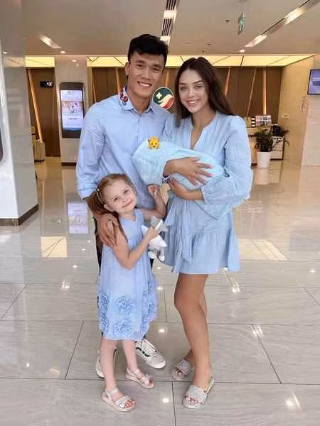 Không chỉ vậy, thủ môn Bùi Tiến Dũng cũng rất ra dáng một ông bố bỉm chuẩn mực, luôn sẵn sàng trông con thay vợ bất kỳ lúc nào.