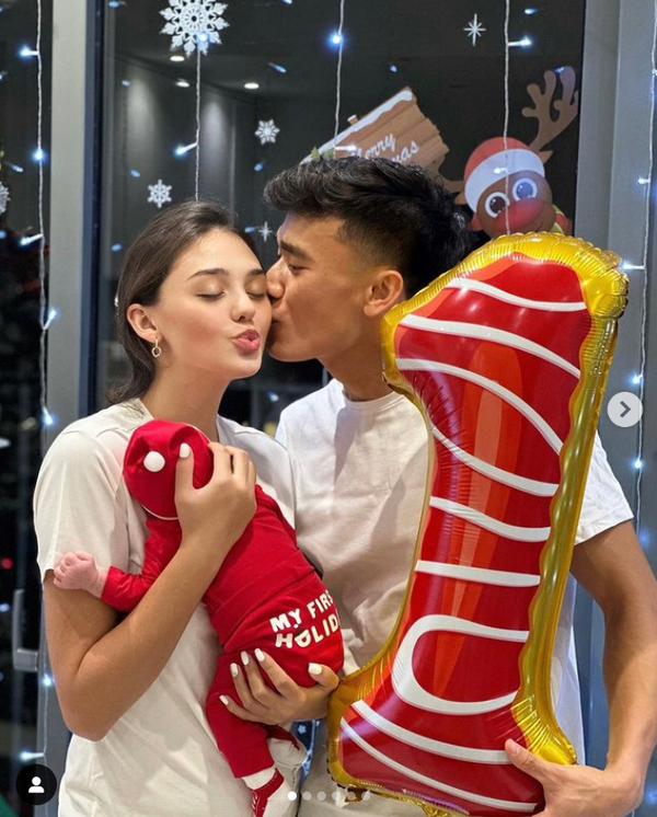 Mới đây, Bùi Tiến Dũng đã chia sẻ khoảnh khắc 2 bố con đang chơi với nhau vui vẻ. Chàng thủ môn xứ Thanh liên tục “ê, a” để cậu nhóc có thể học theo.