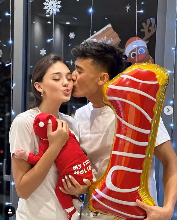 Mới đây, Bùi Tiến Dũng đã chia sẻ khoảnh khắc 2 bố con đang chơi với nhau vui vẻ. Chàng thủ môn xứ Thanh liên tục “ê, a” để cậu nhóc có thể học theo.