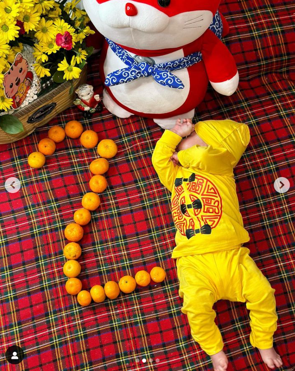 Cách đây không lâu, Bùi Tiến Dũng cũng hào hứng khoe hình ảnh hai bố con đang nằm trông nhau ngủ.