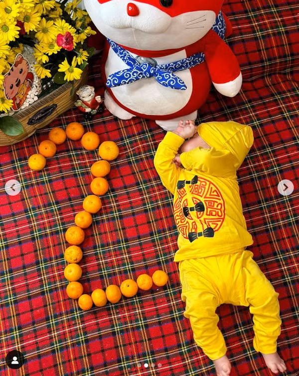 Cách đây không lâu, Bùi Tiến Dũng cũng hào hứng khoe hình ảnh hai bố con đang nằm trông nhau ngủ.