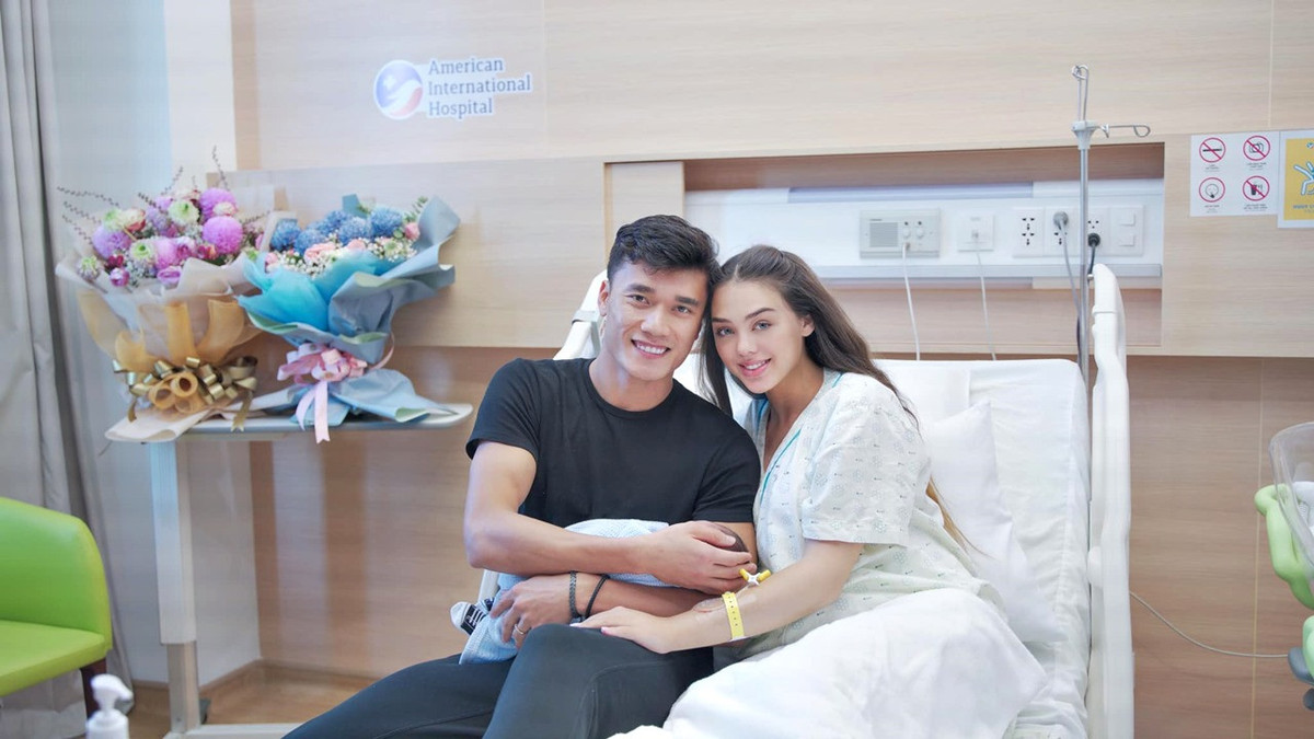 Cụ thể, dù đã đêm muộn nhưng cậu nhóc nhà Bùi Tiến Dũng chưa có dấu hiệu đi ngủ, vẫn hào hứng chơi. Quá bất lực trong việc dỗ con ngủ, thủ môn họ Bùi đành than thở: "Sao con ngủ được bây giờ. Thế nhưng ba muốn ngủ, làm ơn làm phước nằm đây với ba nhá. Nằm trông ba ngủ nhá!".