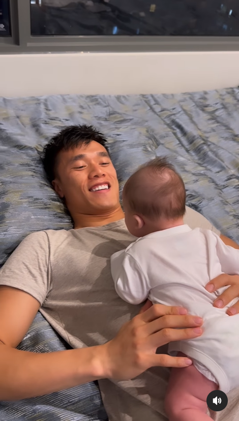 Trước khoảnh khắc bình yên mà hạnh phúc này, Bùi Tiến Dũng viết: “Khi nhìn ngắm một đứa trẻ, cho dù chúng ta đang có một ngày tồi tệ đến thế nào thì cũng sẽ tự mỉm cười và cảm thấy biết ơn cuộc đời này biết bao”.