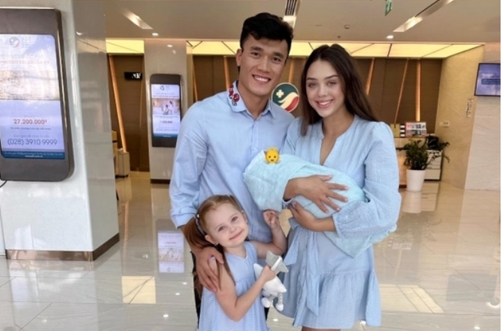 Do lịch trình công việc cũng như tập luyện bận rộn nên Bùi Tiến Dũng thường xuyên phải xa nhà. Chính vì vậy, bất cứ lúc nào có thời gian nghỉ ngơi, không phải tập luyện hay thi đấu, thủ môn này đều tranh thủ trở về nhà với vợ con.