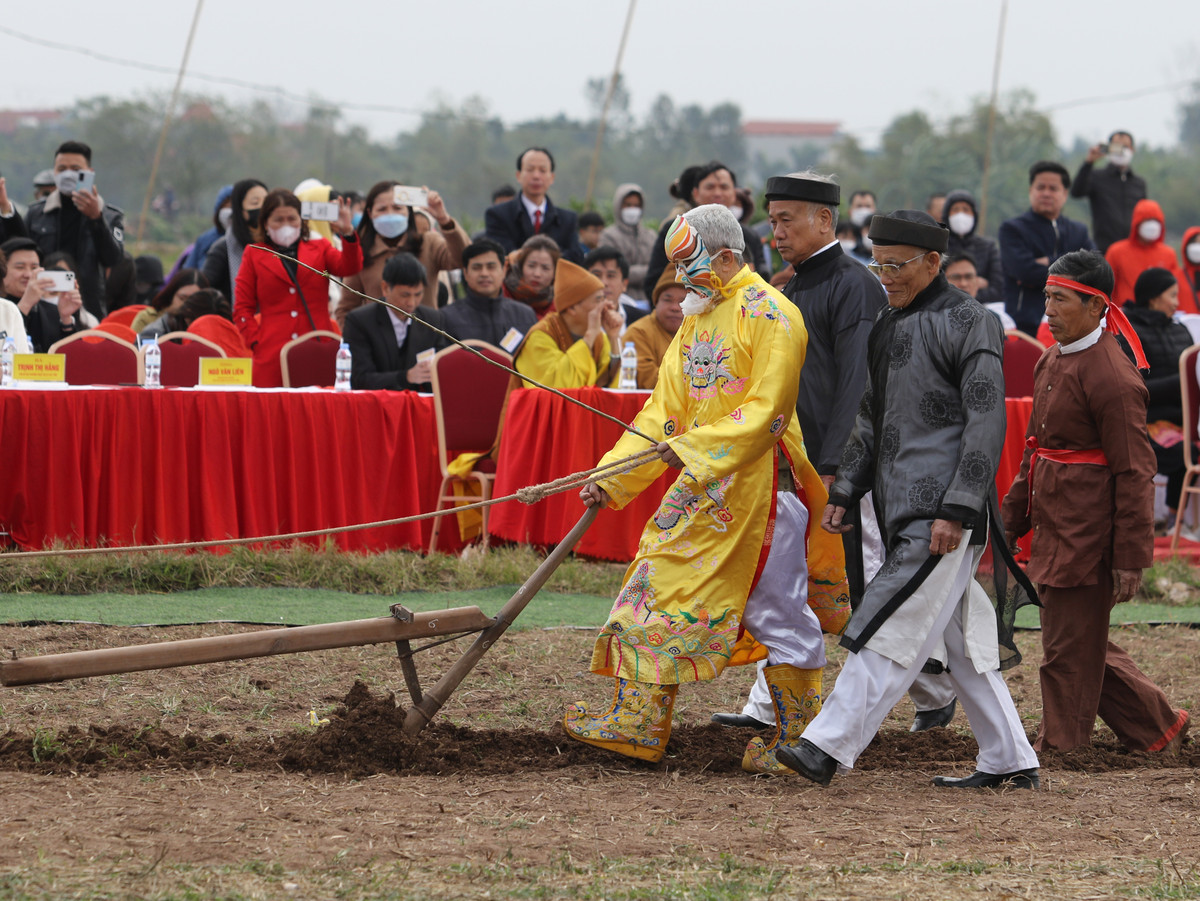 Sau hàng trăm năm bị gián đoạn, Lễ hội Tịch điền Đọi Sơn - Hà Nam được khôi phục lần đầu vào mùng 7 tháng giêng năm Kỷ Sửu (năm 2009) nhằm tái hiện huyền tích vua Lê Đại Hành làm Lễ tịch điền, nhà vua xuống đồng cày ruộng ở chân núi Đọi từ hơn một ngàn năm trước.