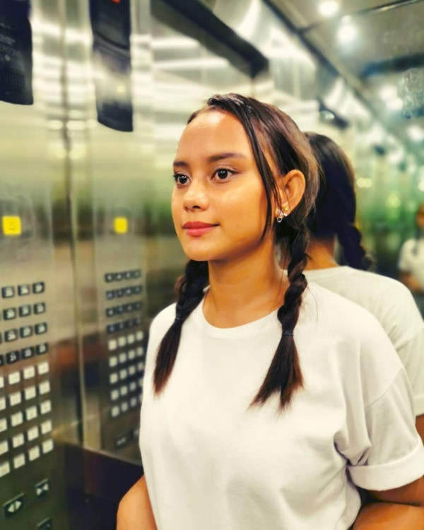 Chỉ sau một đêm, từ cô bé ăn xin Philippines bỗng chốc Rita Gaviola trở thành hiện tượng mạng đình đám và được giới truyền thông trong nước cũng quốc tế săn đón nhiệt tình.