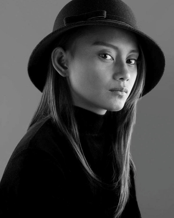 Rita Gaviola là chị cả trong gia đình có 3 chị em, vì gia cảnh nghèo khó nên cả 3 chị em không được tới trường như bao bạn bè đồng trang lứa.