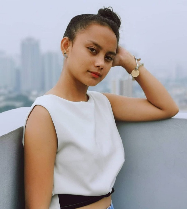 Không chỉ vậy, vẻ đẹp của Rita Gaviola được nhiều người trong giới giải trí để mắt đến và đã mời cô tới Manila để đào tạo trở thành người mẫu chuyên nghiệp.