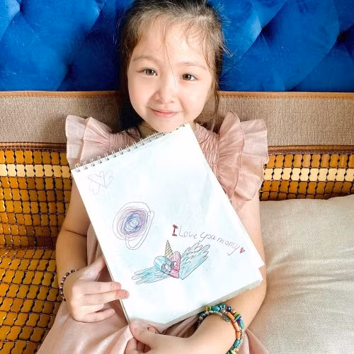 Mới đây nhất, Elly Trần đã chia sẻ khoảnh khắc hậu trường một ngày làm việc, đáng chú ý trong clip còn có sự xuất hiện của bé Cadie Mộc Trà.