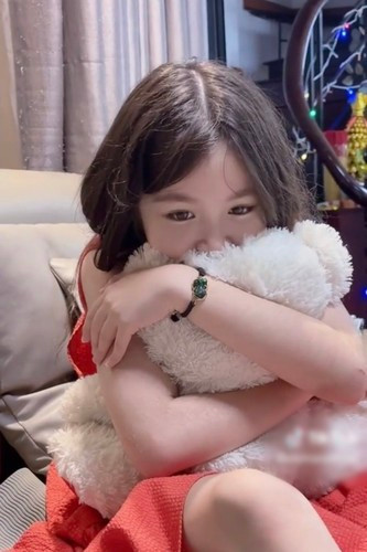 Trước đó bên cạnh việc chia sẻ về cuộc sống sau ồn ào, Elly Trần cũng tiết lộ rằng trước khi công bố thông tin trước truyền thông lẫn khán giả, người đẹp đã hỏi qua ý kiến của các con.