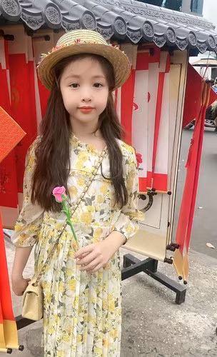 "Trước khi công bố chuyện chồng tôi tôi đã thăm dò ý kiến của hai con rồi, tôi hỏi là bây giờ mẹ nói nhe, trước đây các con còn nhỏ quá nên mẹ không nói, bây giờ mẹ nói nhe...