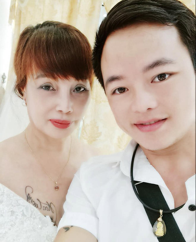 Đến nhà bố mẹ chồng, chị Sao không nề hà vất vả, lao vào dọn dẹp nhà cửa. Chị còn trổ tài gói bánh, làm cỗ cúng tất niên.