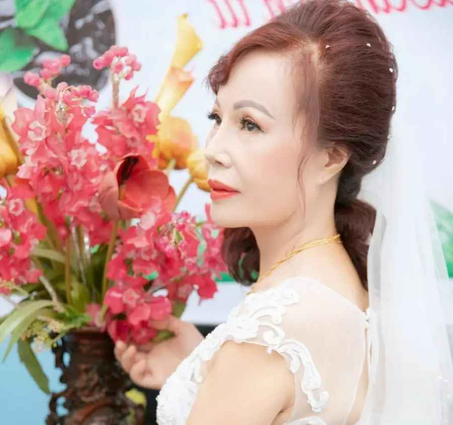 Vì chênh lệch tuổi tác quá lớn nên đám cưới của chị Sao và anh Cương gây xôn xao dư luận một thời. Nhiều người đồn đại chị dùng bùa ngải quyến rũ chàng trai trẻ. Mặc kệ miệng đời, vợ chồng cô dâu Cao Bằng sống hạnh phúc suốt 6 năm qua.