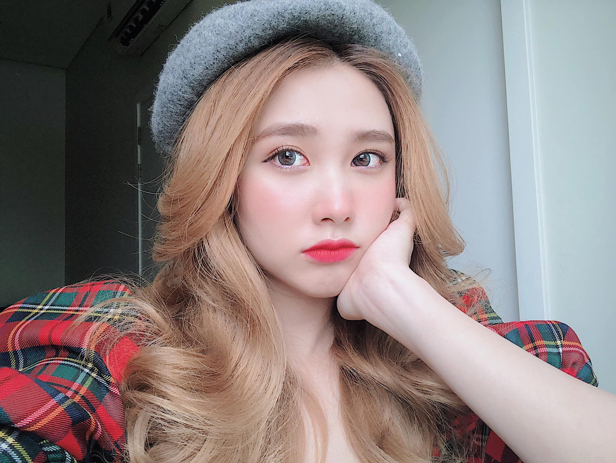 Trong đoạn clip, hot girl Thanh Mèo có nói: "Các chàng trai à, hãy ngừng tập gym mà lo tập trung làm giàu đi. Bởi vì chẳng có cô gái nào chọn 6 múi thay vì xe Mẹc đâu",