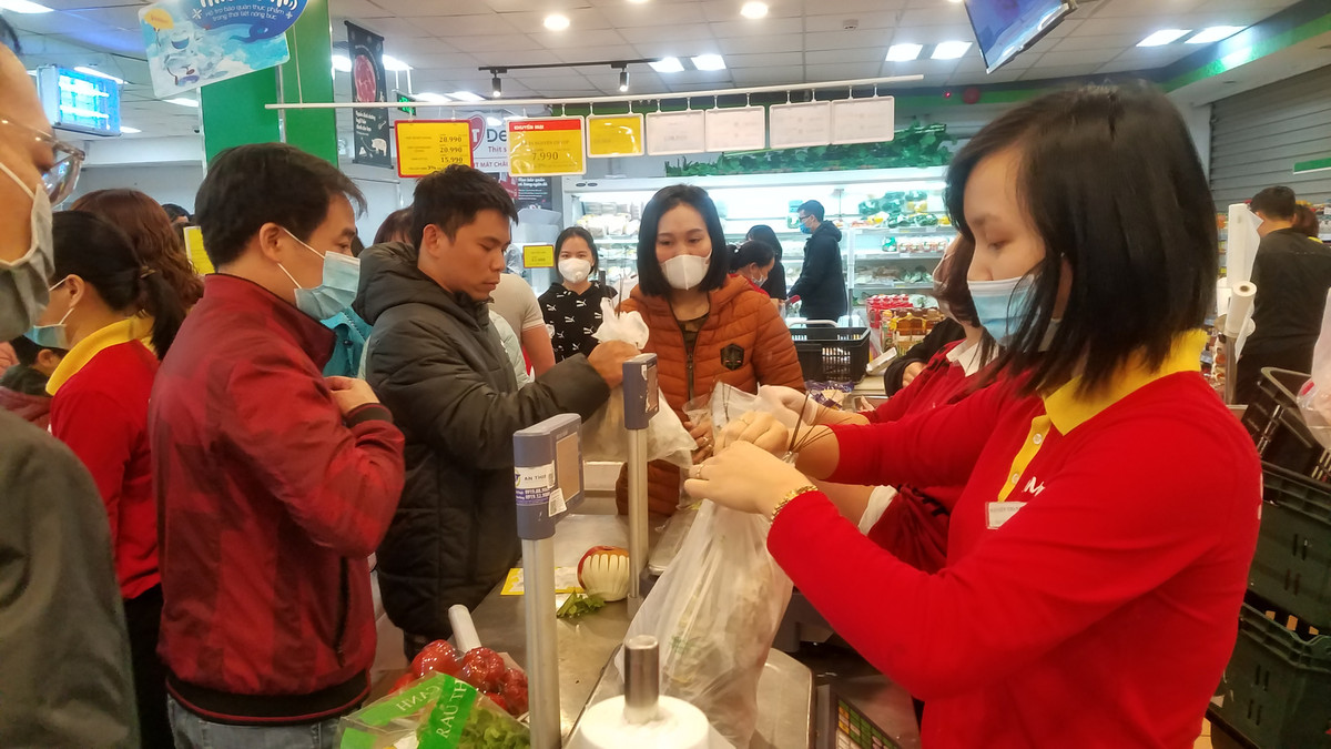 Hon loan canh nguoi Ha Noi gianh giat de mua bang duoc tom hum giam gia-Hinh-4