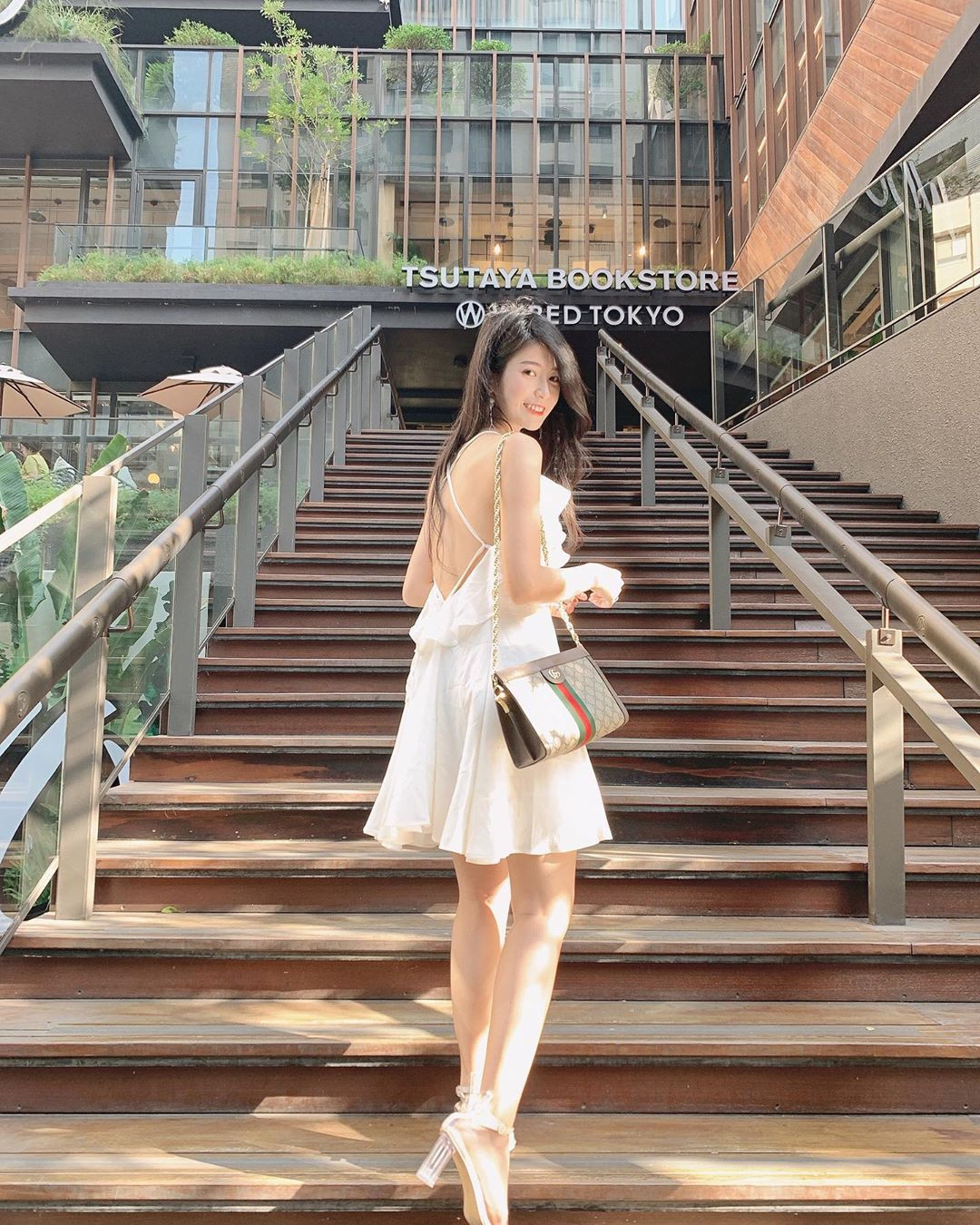 Lúc ấy, Lin Jiayi chia sẻ cô làm công việc phụ hồ là vì gia đình mình. Việc hằng ngày của cô nàng là vận chuyển giàn giáo từ xe tải ra, lắp ráp chúng trên công trường.