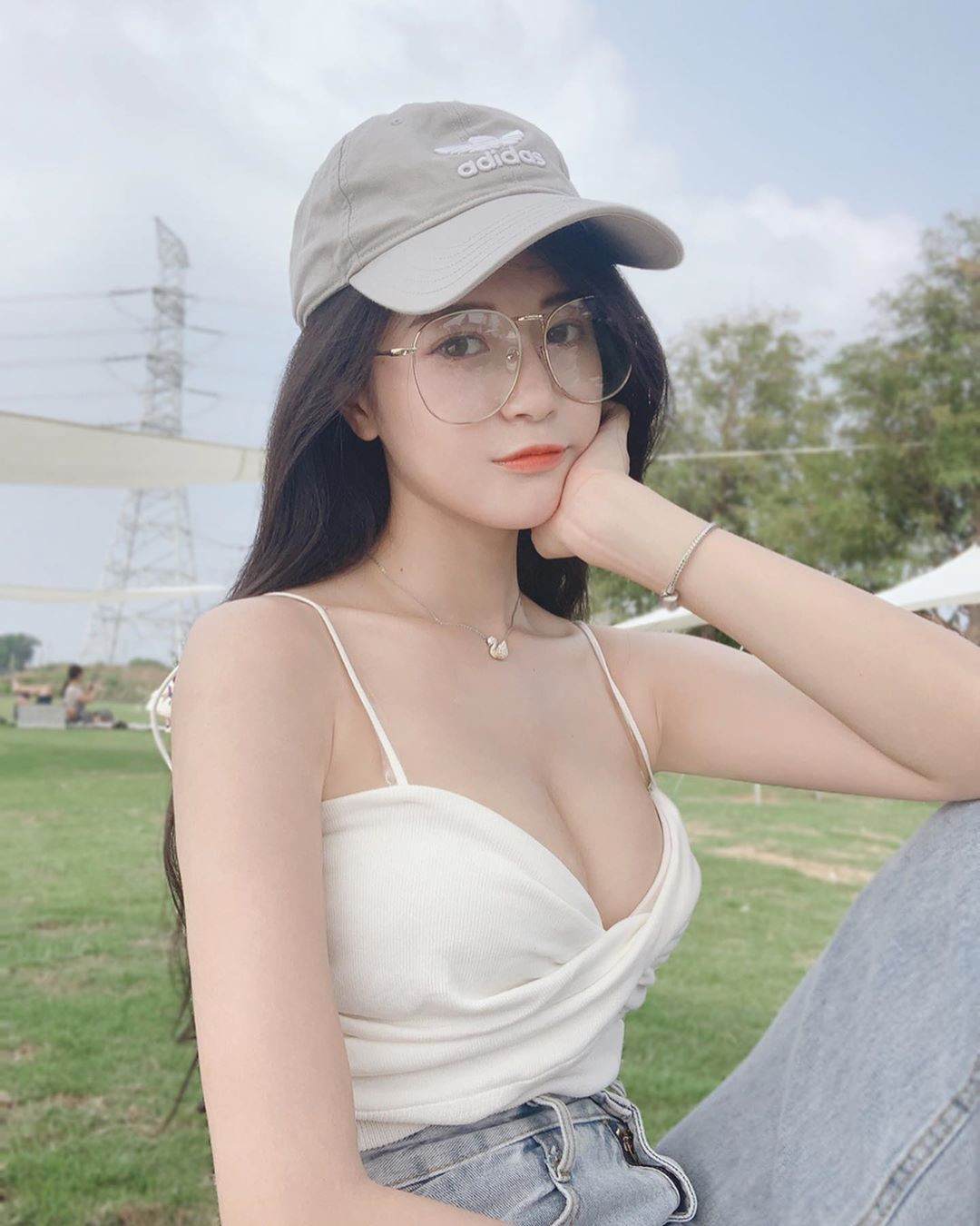 Nhiều người đã bày tỏ sự ngưỡng mộ và dành lời khen ngợi cho Lin Jiayi: “Tôi cảm thấy thật kinh ngạc vì chưa bao giờ thấy con gái mà lại làm công việc nặng nhọc đó. Nhìn cô bé thật oai và mạnh mẽ làm sao”