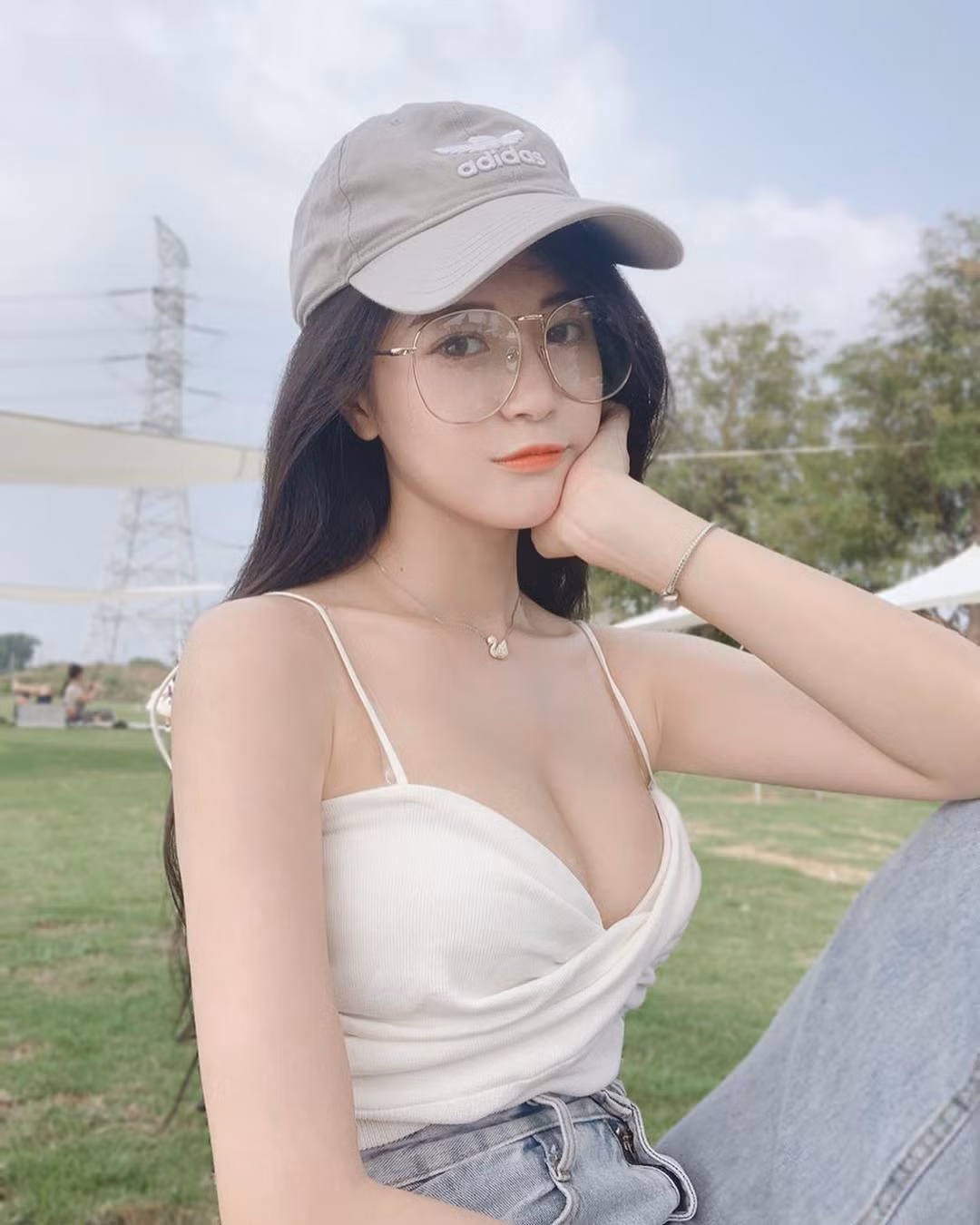 Nhiều người đã bày tỏ sự ngưỡng mộ và dành lời khen ngợi cho Lin Jiayi: “Tôi cảm thấy thật kinh ngạc vì chưa bao giờ thấy con gái mà lại làm công việc nặng nhọc đó. Nhìn cô bé thật oai và mạnh mẽ làm sao”