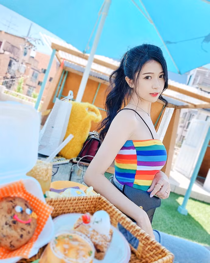 Lin Jiayi hiện tại còn đang làm người mẫu và là một nhà thiết kế thời trang. Cô sở hữu ngoại hình đẹp long lanh với vòng 1 khủng, vòng eo con kiến, gương mặt đẹp và làn da trắng xứ.