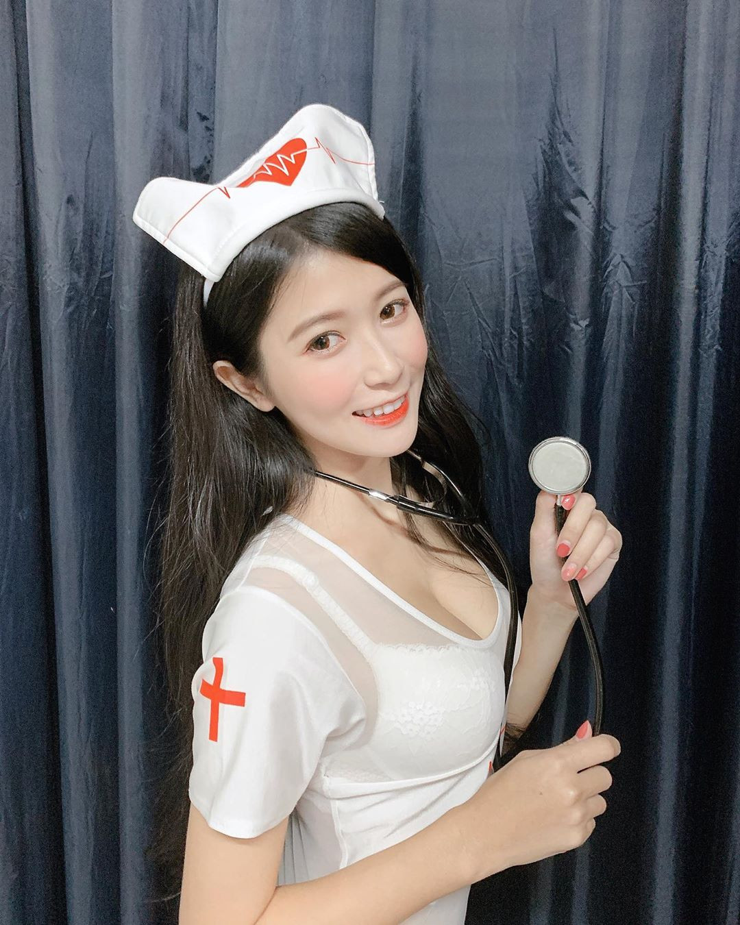 Tính từ ngày bức ảnh làm việc phụ hồ của Lin Jiayi đến nay cũng đã được 5 năm, sau đó, cuộc sống của cô nàng này đã thay đổi khá nhiều. Giờ đây, cô gái xứ Trung đã trở thành một cô nàng nóng bỏng, gợi cảm và nhận được sự quan tâm rất lớn từ cư dân mạng khi có tới 400.000 người theo dõi trên Instagram.