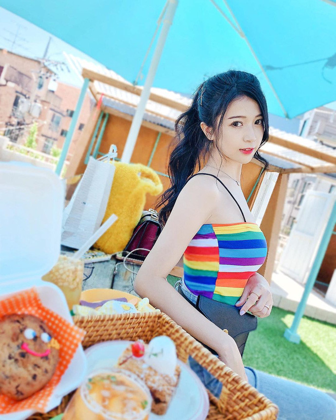 Lin Jiayi hiện tại còn đang làm người mẫu và là một nhà thiết kế thời trang. Cô sở hữu ngoại hình đẹp long lanh với vòng 1 khủng, vòng eo con kiến, gương mặt đẹp và làn da trắng xứ.