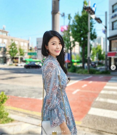 Sau khi bất ngờ nổi tiếng, Lin Jiayi đã chuyển qua làm tại một cửa hàng quần áo 2 năm sau đó. Cô cũng đã từng bị cư dân mạng “ném đá” khá nhiều nhưng đối mặt với sự tấn công của dân mạng, cô gái phụ hồ ngày nào vẫn rất lạc quan.