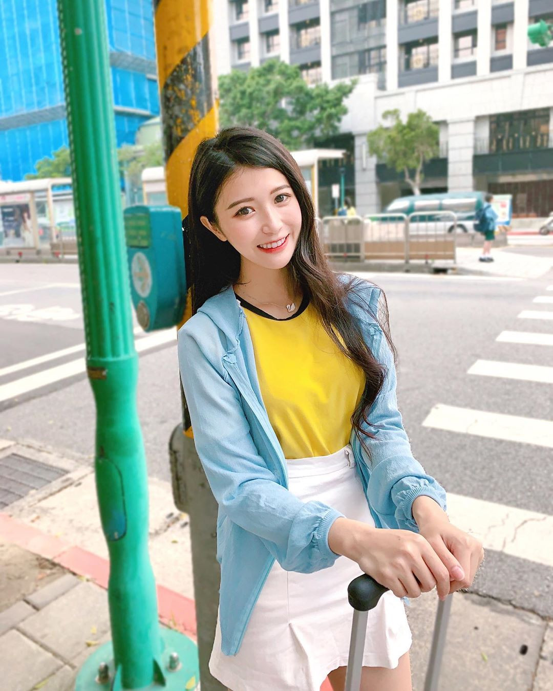 Ngay sau khi bức ảnh bê giàn giáo được đăng tải lên mạng, Lin Jiayi ngay lập tức gây sự chú ý và không ít người gọi cô bằng biệt danh " hot girl phụ hồ".