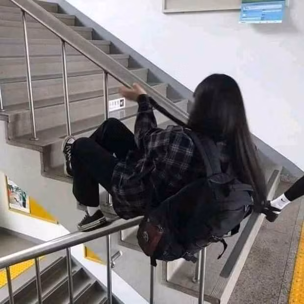 Nghe bảo con gái phải đi nhẹ nói khẽ cười duyên, em đây không đi mà chỉ lướt thôi