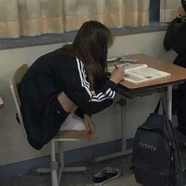 Ngồi xếp bằng hay bắt chéo chân cũng không thoải mái bằng vậy nên co giò lên cho rảnh.